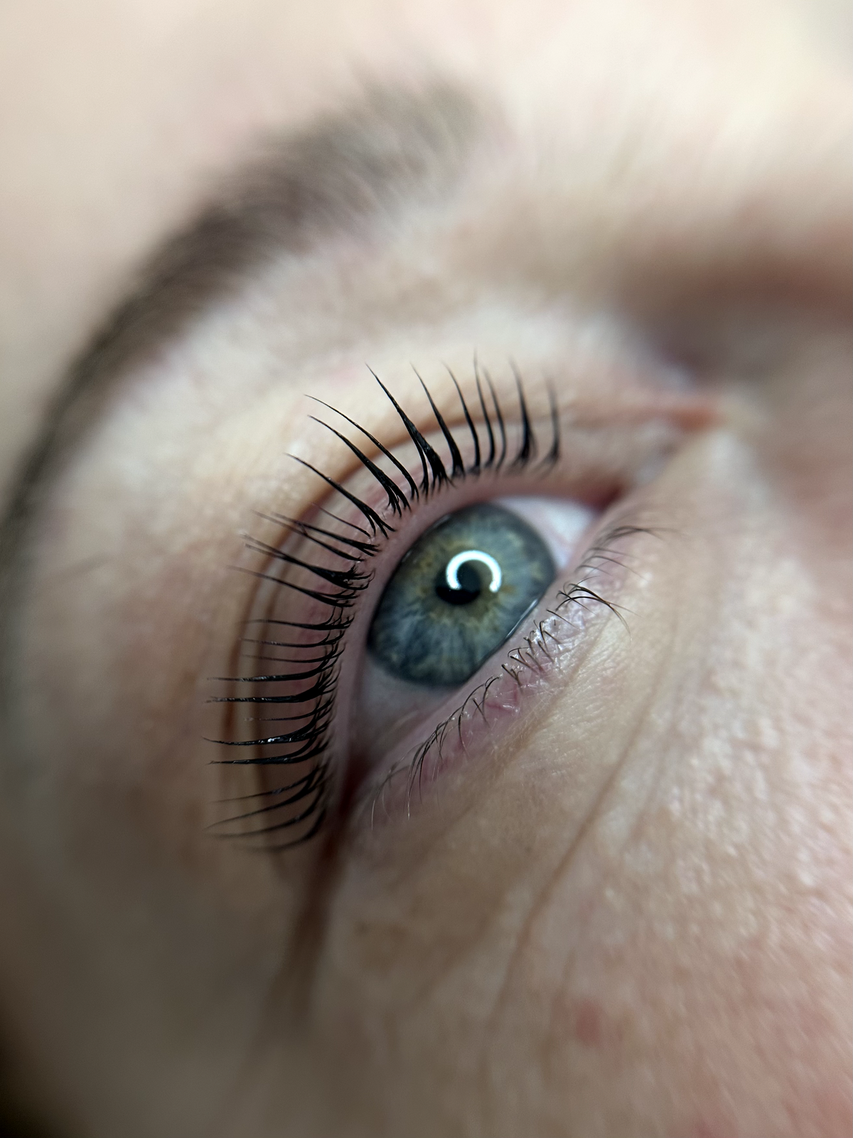Réhaussement de cils, teinture et soin botox